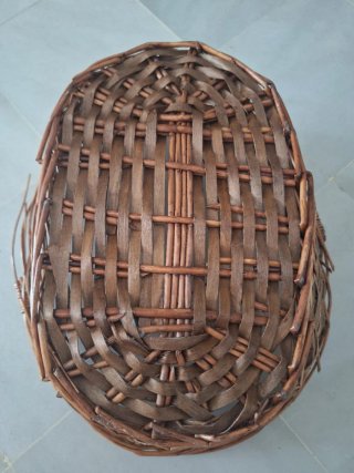 Cesto de mimbre y tiras de madera