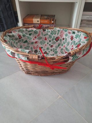 Cesto de mimbre y tiras de madera