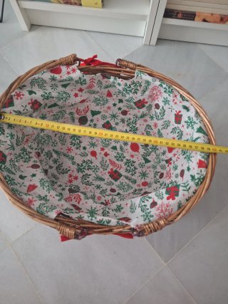Cesto de mimbre y tiras de madera
