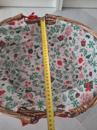 Cesto de mimbre y tiras de madera
