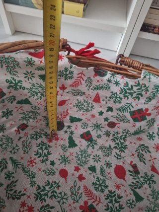 Cesto de mimbre y tiras de madera