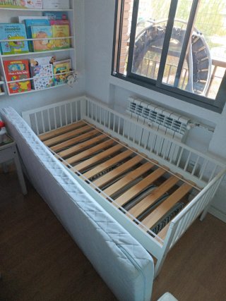 Cama infantil blanca IKEA + colchón