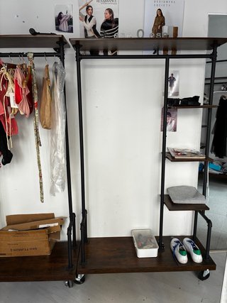 Expositor industrial madera y metal con ruedas