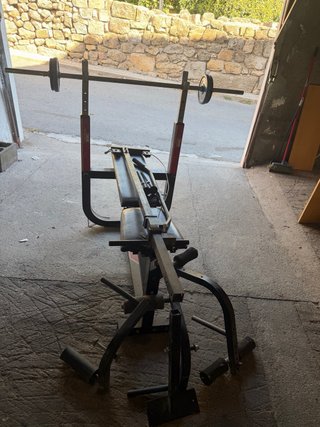 Banco de pesas con barra y discos