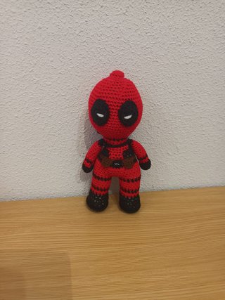 Muñeco tejido estilo Deadpool