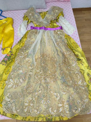 Traje de Fallera Dorado con Bordados