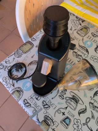 Molino de café negro