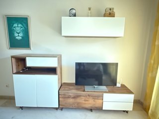Mueble bajo TV y estantería de pared