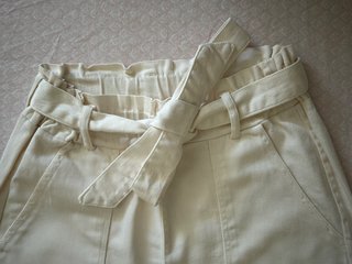 Pantalón beige mujer con cinturón