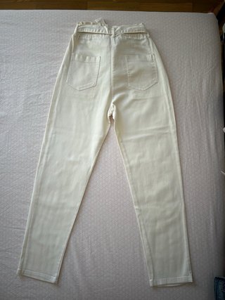 Pantalón beige mujer con cinturón