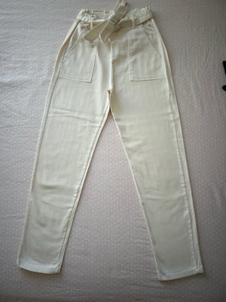 Pantalón beige mujer con cinturón