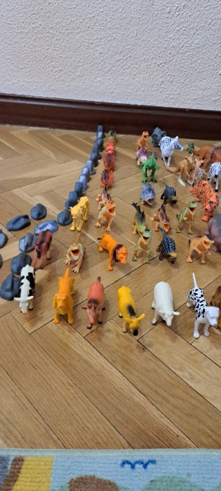 Caja de dinosaurios y animales de juguete