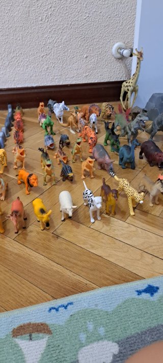 Caja de dinosaurios y animales de juguete