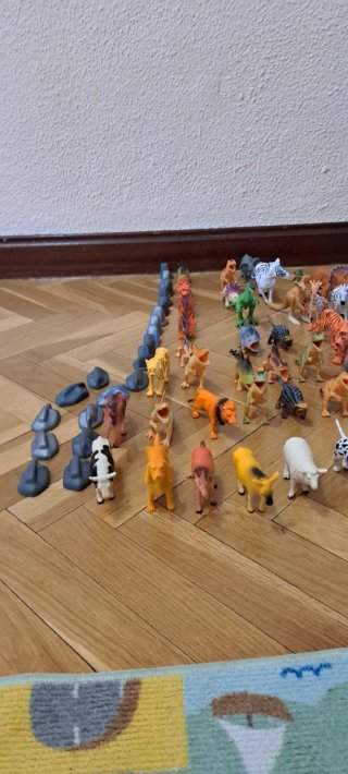Caja de dinosaurios y animales de juguete