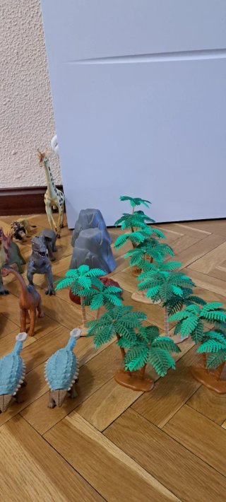 Caja de dinosaurios y animales de juguete