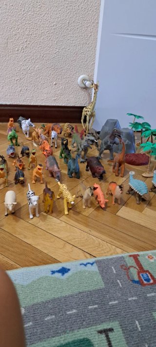 Caja de dinosaurios y animales de juguete
