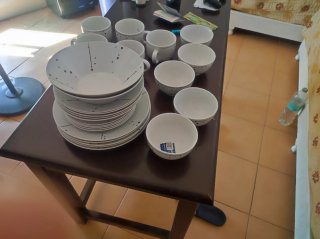 Juego de tazas y platos con puntos