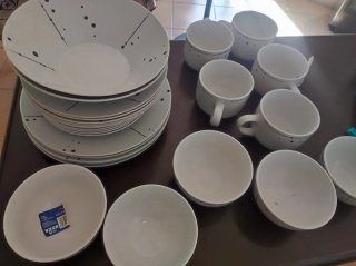 Juego de tazas y platos con puntos