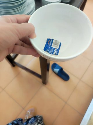 Juego de tazas y platos con puntos