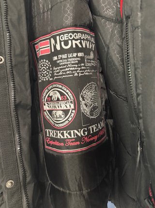 Chaqueta Norway Negra con Capucha y Pelo
