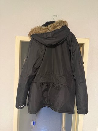 Chaqueta Norway Negra con Capucha y Pelo