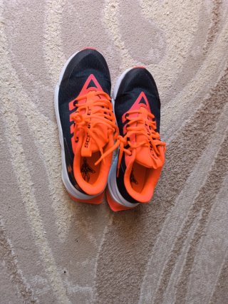 Zapatillas deportivas negras y naranjas