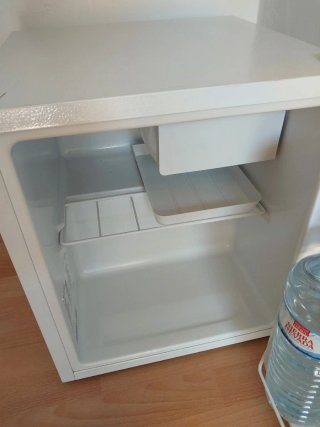 Frigorífico pequeño blanco marca Hisensen recoger