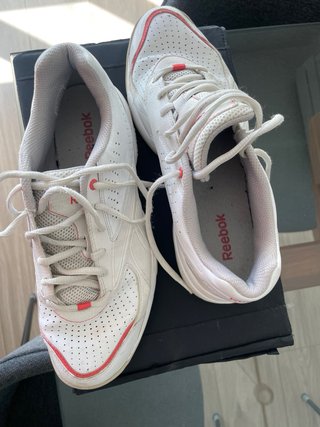 Zapatillas de pádel blancas y rojas