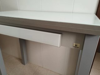 Mesa de cocina blanca y gris
