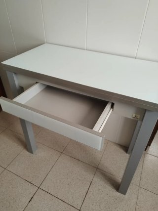 Mesa de cocina blanca y gris