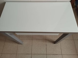 Mesa de cocina blanca y gris