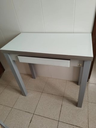 Mesa de cocina blanca y gris