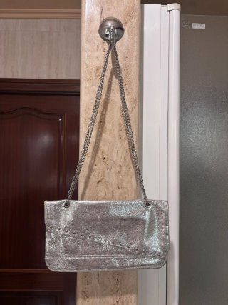 Bolso de mano plateado con cadena