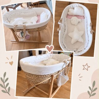 Moisés de mimbre con soporte de madera