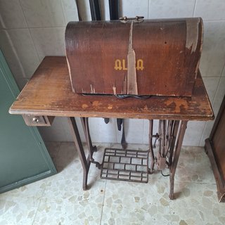 Máquina de coser antigua Alfa
