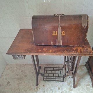 Máquina de coser antigua Alfa