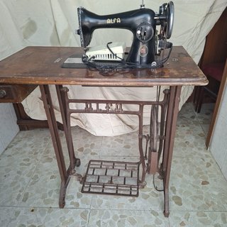 Máquina de coser antigua Alfa