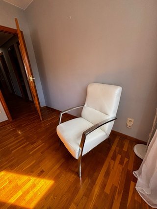 Sillón blanco de piel y metal