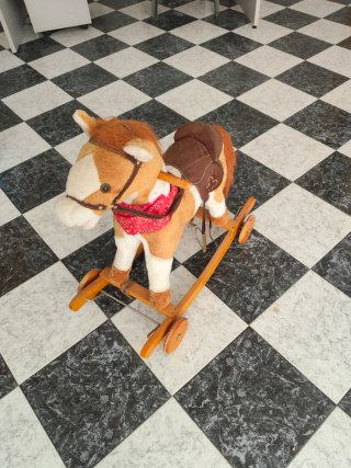 Caballo balancín infantil