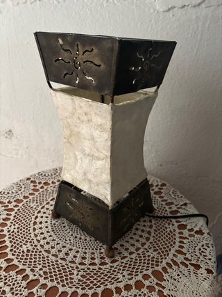 Lámpara de mesa papel y metal