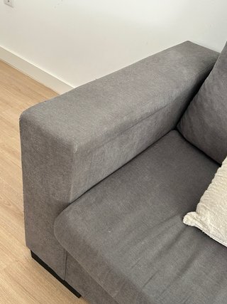 Sofá gris de tela + cojines + tela