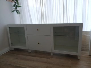 Aparador IKEA blanco con puertas de cristal