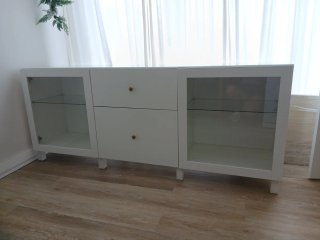 Aparador IKEA blanco con puertas de cristal