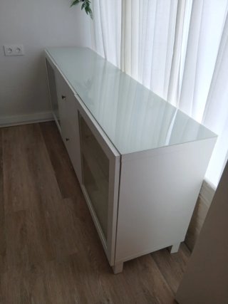Aparador IKEA blanco con puertas de cristal
