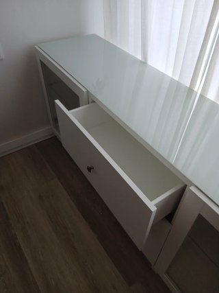 Aparador IKEA blanco con puertas de cristal