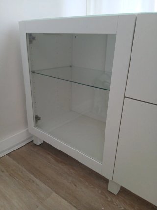 Aparador IKEA blanco con puertas de cristal