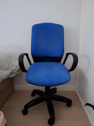 Silla de oficina azul y negra
