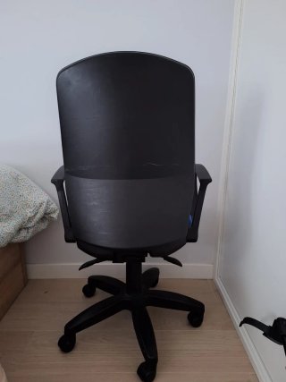 Silla de oficina azul y negra