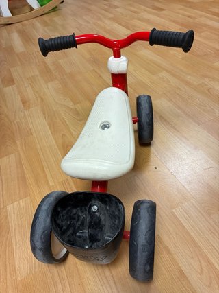 Triciclo infantil rojo y blanco