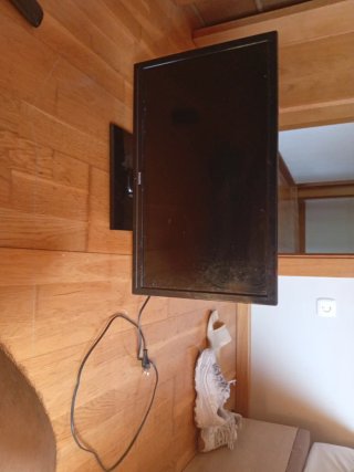 Televisor Philips negro con mando